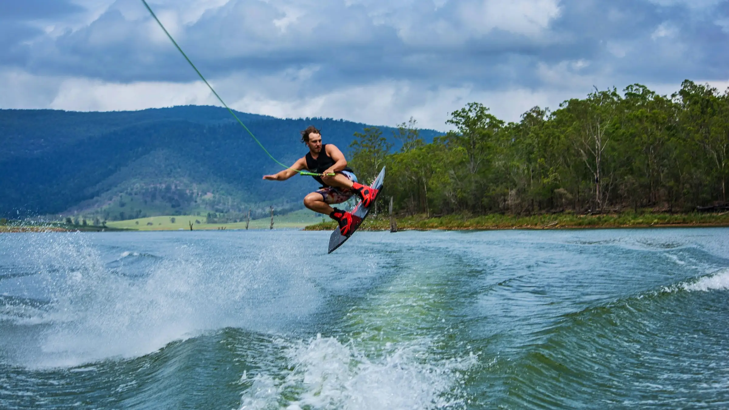 Sortie en wakesurf sur un lac de montagne