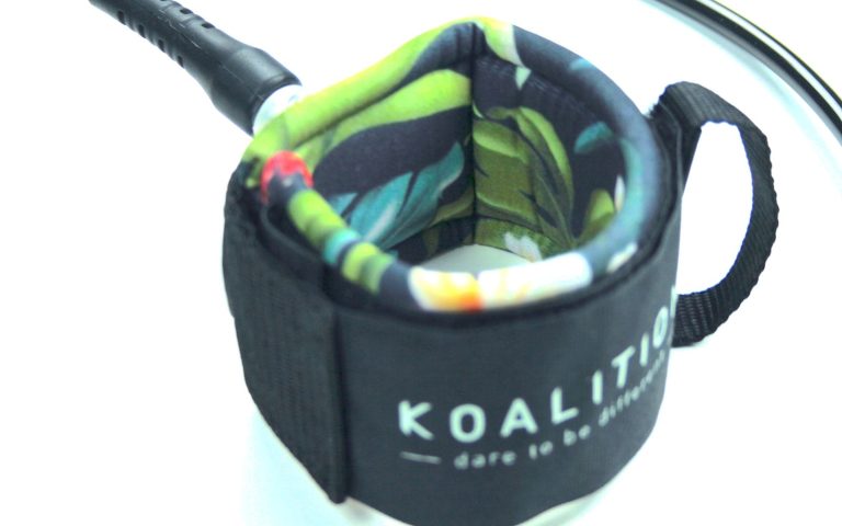 Leash pour paddle et surf sur lac : coiled ou straight