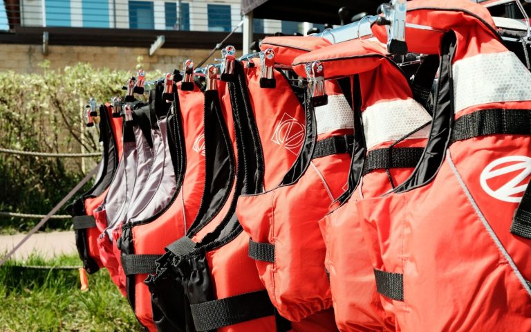 Gilets de sauvetage pour surf de lac : guide de choix
