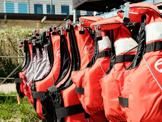 Quels gilets de sauvetage choisir pour vos activités nautiques ?