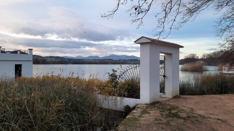 Pourquoi la baignade est-elle interdite au lac du Drennec ?