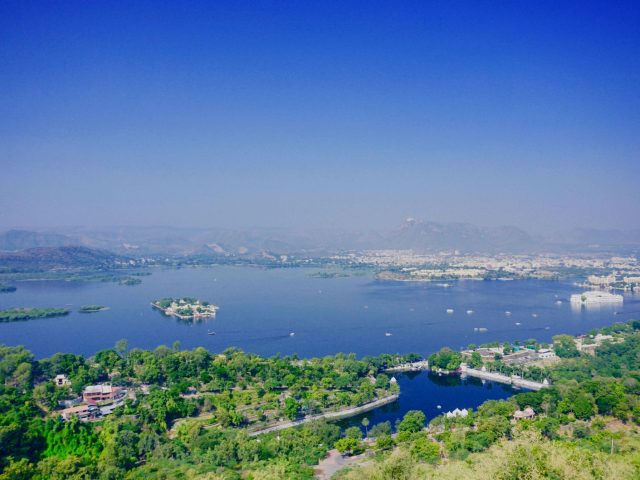 Les lacs français : l’alternative sereine face aux plages bondées