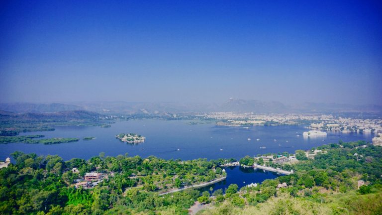 Les lacs français : l&rsquo;alternative sereine face aux plages bondées