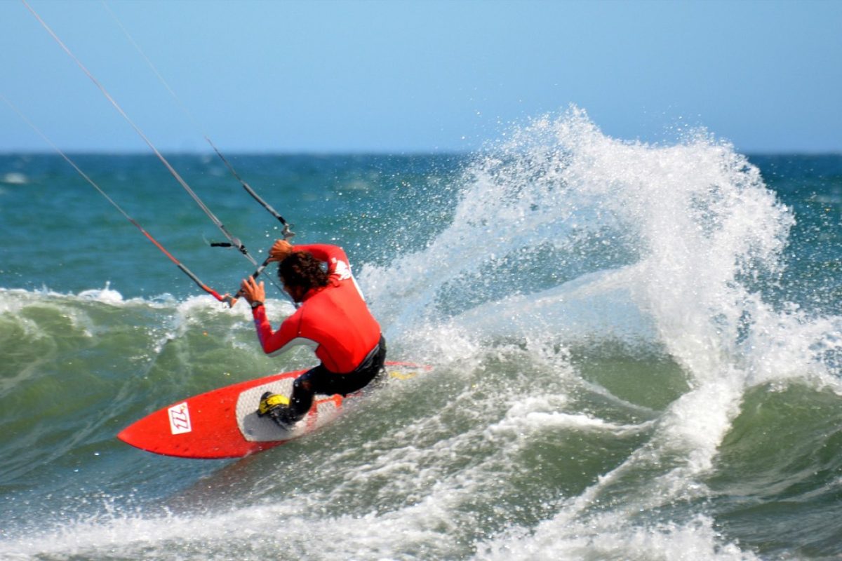 Virages et équilibre en surf de lac : principes et gestes utiles