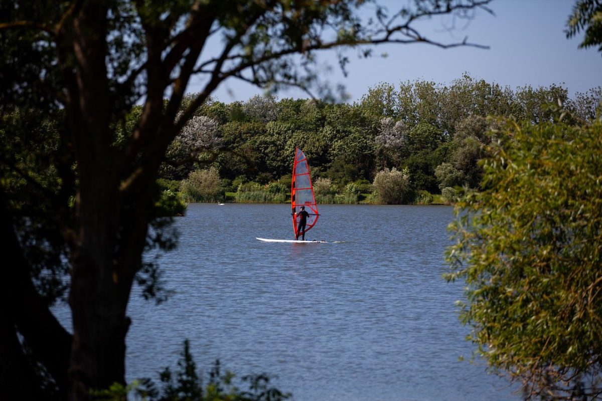 Top voiles windsurf pour lac : stabilité et plage d'usage