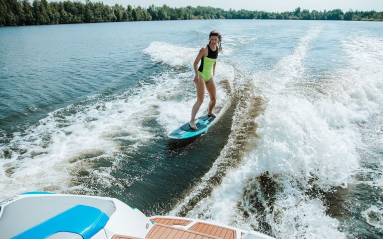 Wakesurfing: surfer la vague du bateau sans corde