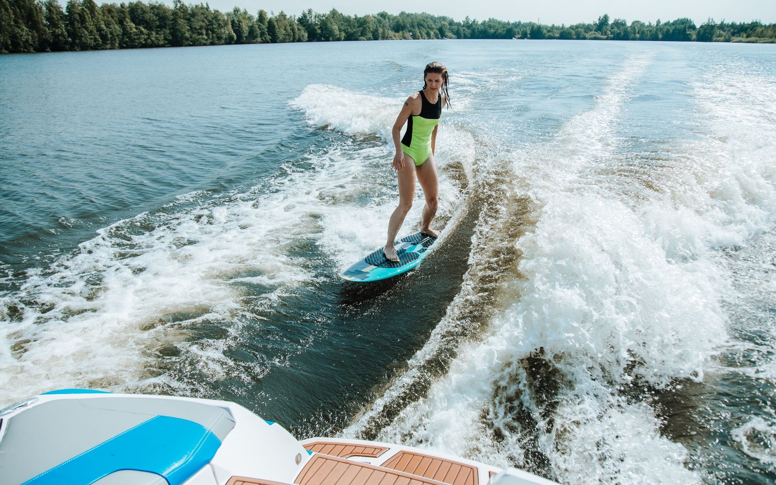 Wakesurfing: surfer la vague du bateau sans corde