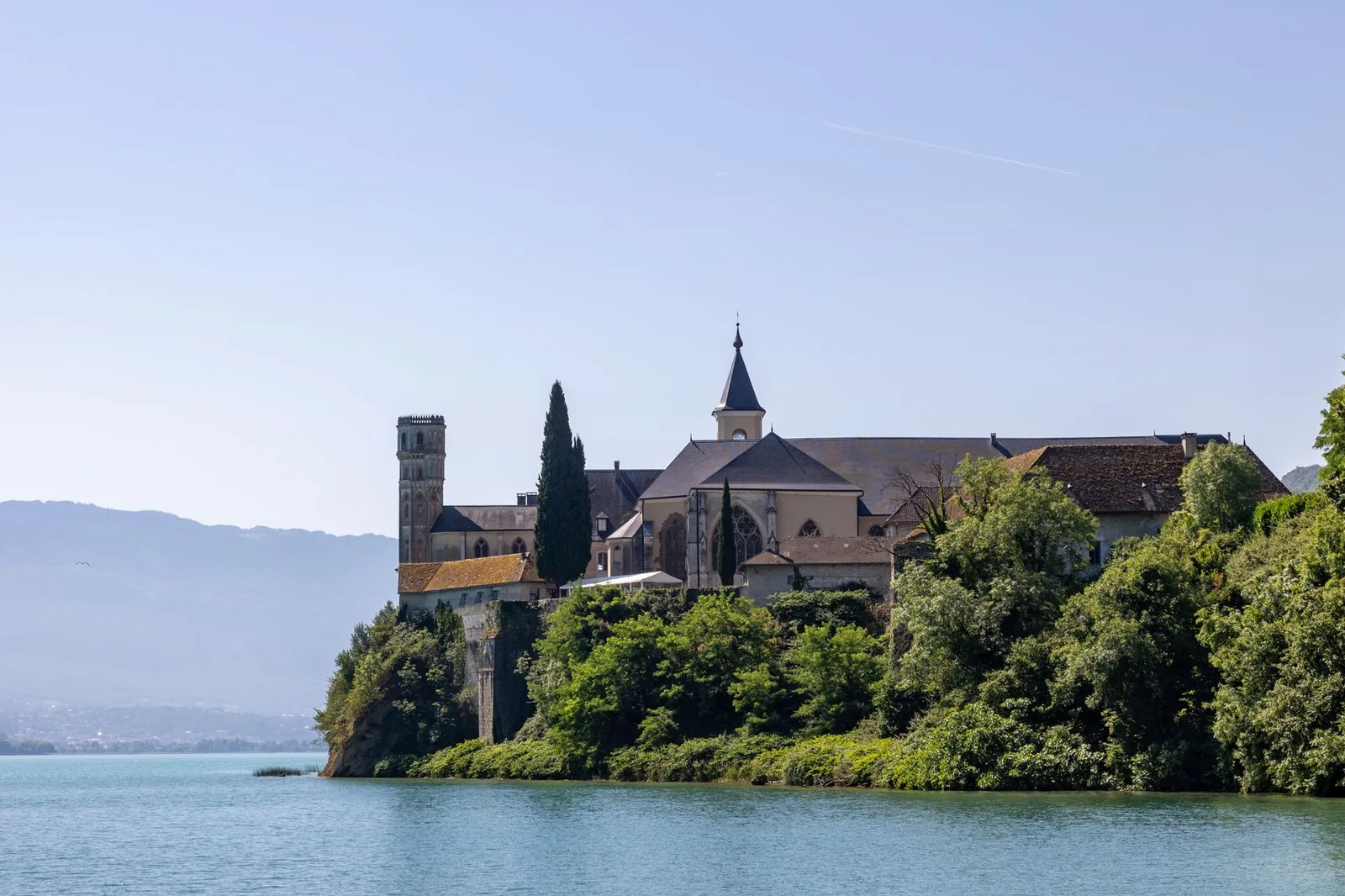 Abbaye de Hautecombe dominant les eaux du lac du Bourget