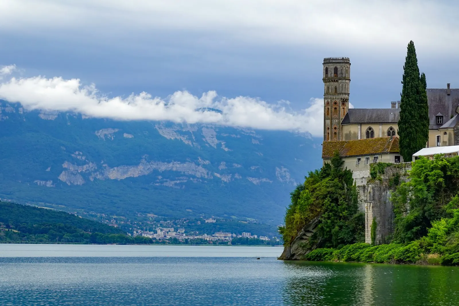 Abbaye de Hautecombe en bord de lac du Bourget, massifs alpins en arrière-plan